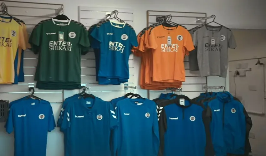 Áo đấu sân nhà truyền thống xanh vàng của đội bóng St Albans City FC