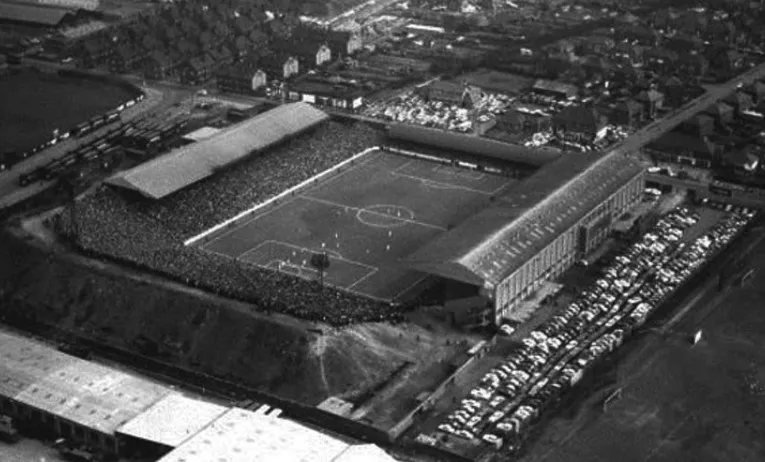 Bản vẽ hoặc hình ảnh lịch sử sân vận động Elland Road qua các thời kỳ.