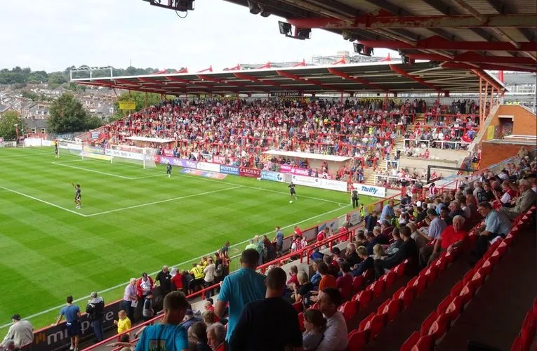 Bầu không khí nhộn nhịp tại St. James Park Exeter trong một ngày diễn ra trận đấu của Exeter City