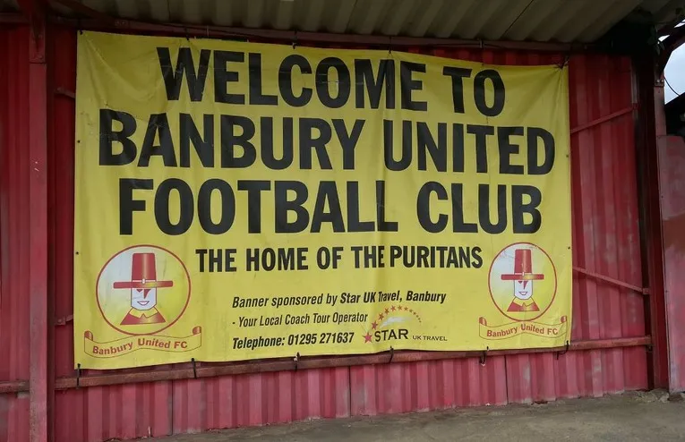 Biển chào mừng tại Spencer Stadium, mang đậm dấu ấn lịch sử của Banbury United