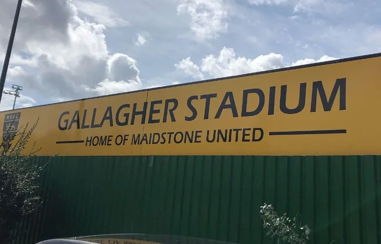 Biển hiệu bên ngoài Gallagher Stadium, sân vận động của Maidstone United.