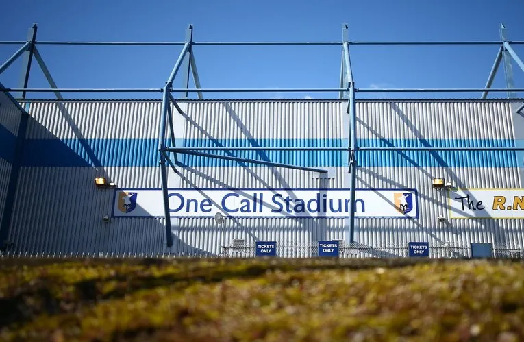 Biển tên chính thức của sân vận động Field Mill One Call Stadium, biểu tượng quen thuộc của Mansfield Town.