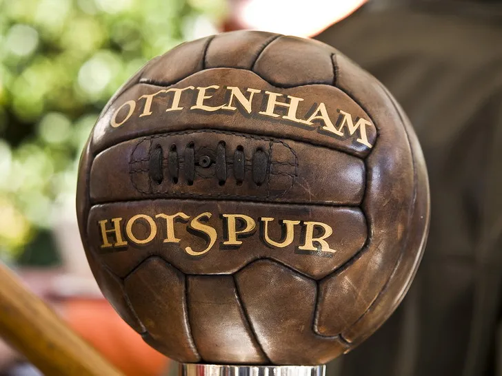 Biểu tượng chú gà trống trên quả bóng, linh vật gắn liền với lịch sử CLB Tottenham Hotspur