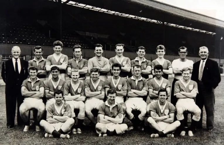 Biểu tượng và huy hiệu câu lạc bộ Chesterfield FC, gắn liền với lịch sử thăng trầm của đội bóng.