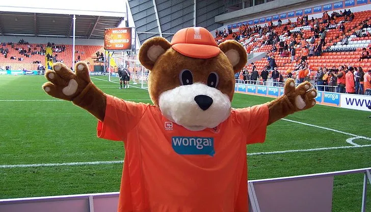 Bloomfield Bear, linh vật đáng yêu của Blackpool FC, khuấy động không khí tại sân Bloomfield Road