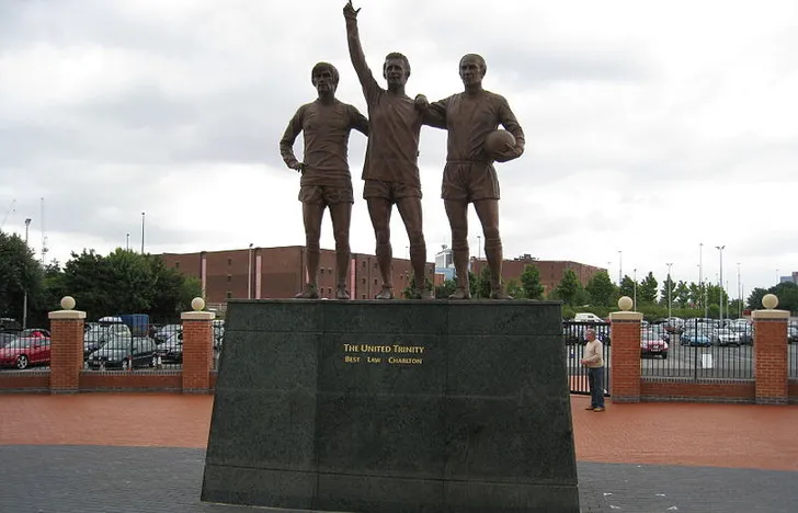 Bức tượng Bộ Ba Thánh Đường: George Best, Denis Law và Sir Bobby Charlton tại Old Trafford
