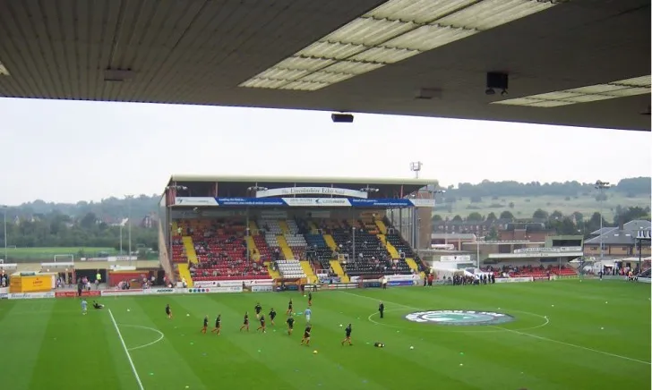 Các cầu thủ Lincoln City miệt mài tập luyện trên sân Sincil Bank, sẵn sàng cho những trận đấu kịch tính