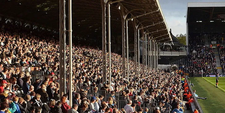 Các cổ động viên Fulham FC nhiệt tình cổ vũ trên khán đài sân Craven Cottage
