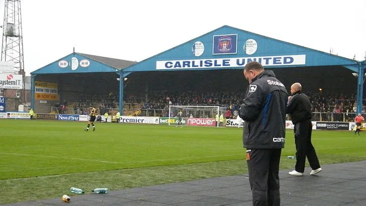 Các huấn luyện viên theo dõi trận đấu tại Brunton Park