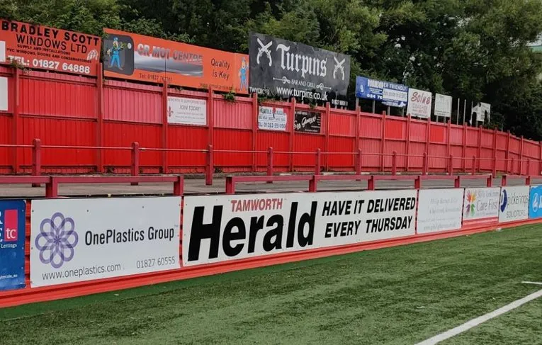 Các khán đài cổ kính tại sân The Lamb Ground, nơi CĐV Tamworth FC cháy hết mình.