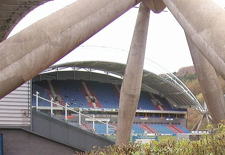 Cận cảnh John Smith's Stadium, sân nhà của câu lạc bộ Huddersfield Town