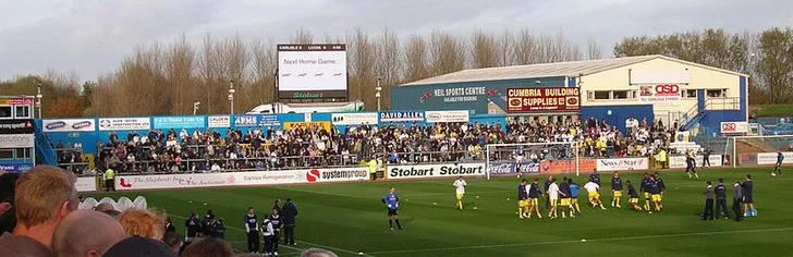 Cận cảnh khán đài Petteril End tại sân Brunton Park