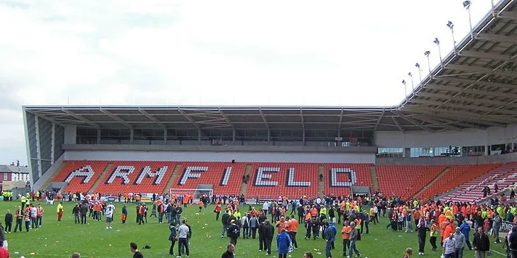 Cận cảnh khán đài South Stand (Armfield South) của sân Bloomfield Road