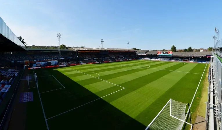 Cận cảnh mặt sân Kenilworth Road của Luton Town, nơi diễn ra các trận đấu Ngoại hạng Anh.