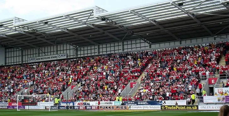 Cận cảnh một khán đài tại New York Stadium, nơi cổ động viên Rotherham United cháy hết mình