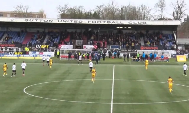 Cận cảnh trận đấu giữa Sutton United và Torquay United tại sân Gander Green Lane