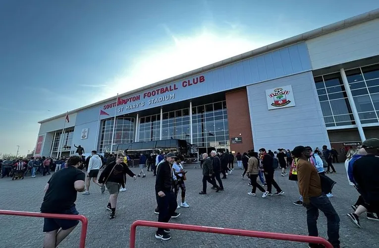 Cảnh người hâm mộ Southampton tập trung bên ngoài sân St. Mary's