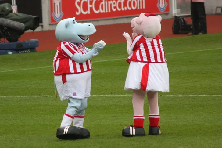 Cặp linh vật Pottermus và Pottermiss Hippo của Stoke City giao lưu với người hâm mộ