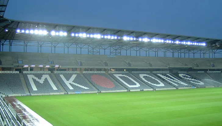 Cầu thủ MK Dons trong trang phục thi đấu sân nhà màu trắng trên sân Stadium MK