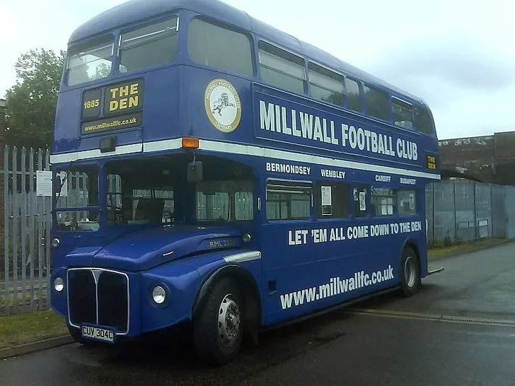 Chiếc xe buýt Routemaster biểu tượng của Millwall FC, sơn màu xanh trắng đặc trưng