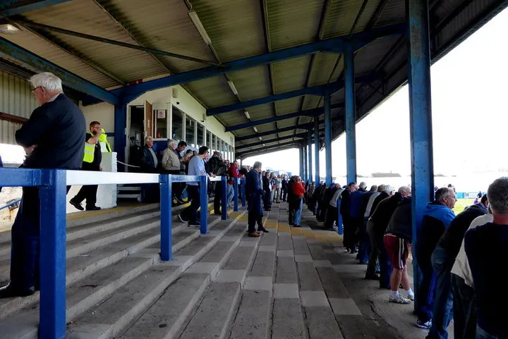 Cổ động viên Barrow AFC cuồng nhiệt trên khán đài, tạo nên không khí sôi động tại Holker Street