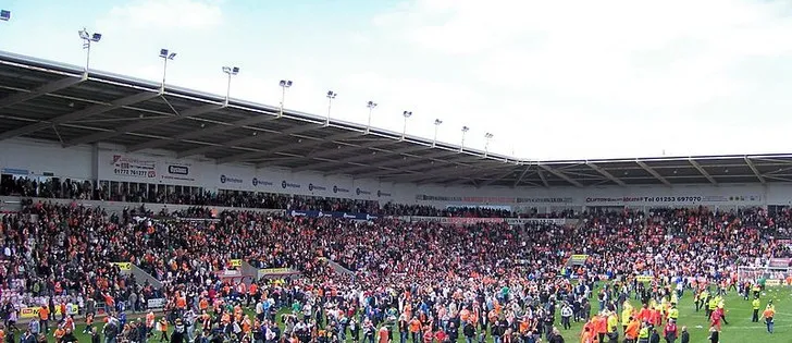 Cổ động viên Blackpool ăn mừng tấm vé Play-off lên chơi Ngoại hạng Anh năm 2010 tại Bloomfield Road