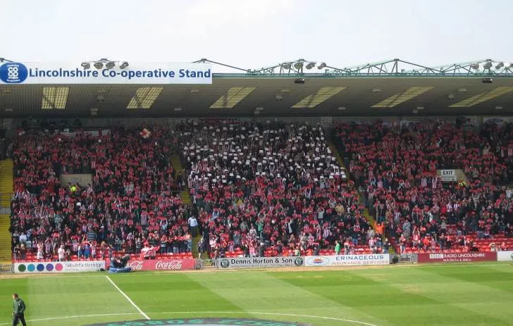 Cổ động viên Lincoln City say sưa tạo nên tác phẩm nghệ thuật tại Sincil Bank, thể hiện tình yêu bóng đá