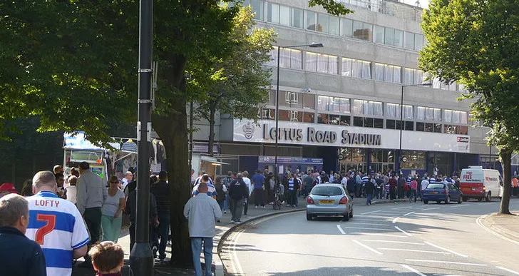 Con đường dẫn đến sân vận động Loftus Road