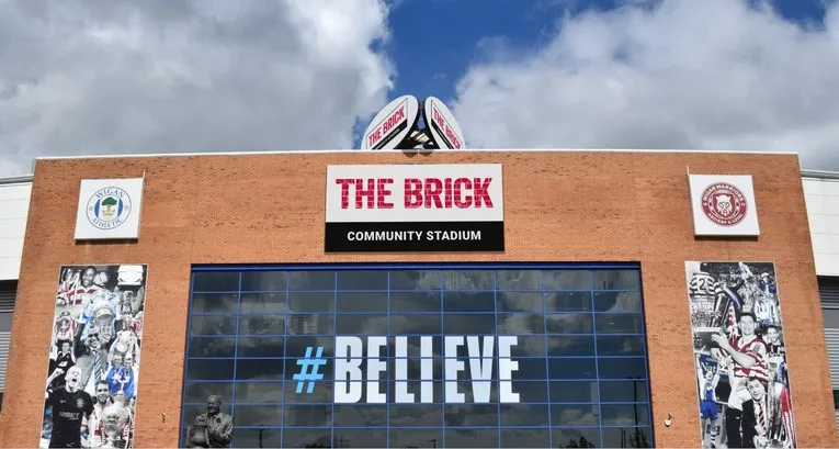 Cổng chính của sân Brick Community Stadium, lối vào hoành tráng và bề thế