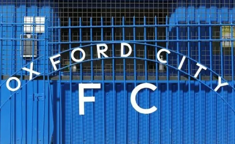 Cổng chính sân Court Place Farm - Biểu tượng của Oxford City FC