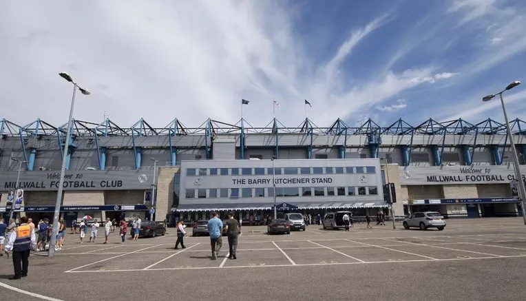 Cổng chính sân The Den, nơi chào đón người hâm mộ Millwall và du khách
