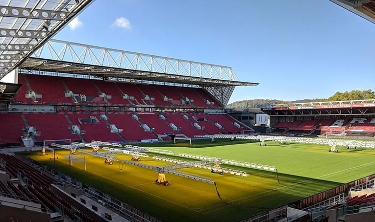 Công tác bảo dưỡng mặt cỏ sân Ashton Gate, đảm bảo chất lượng sân thi đấu