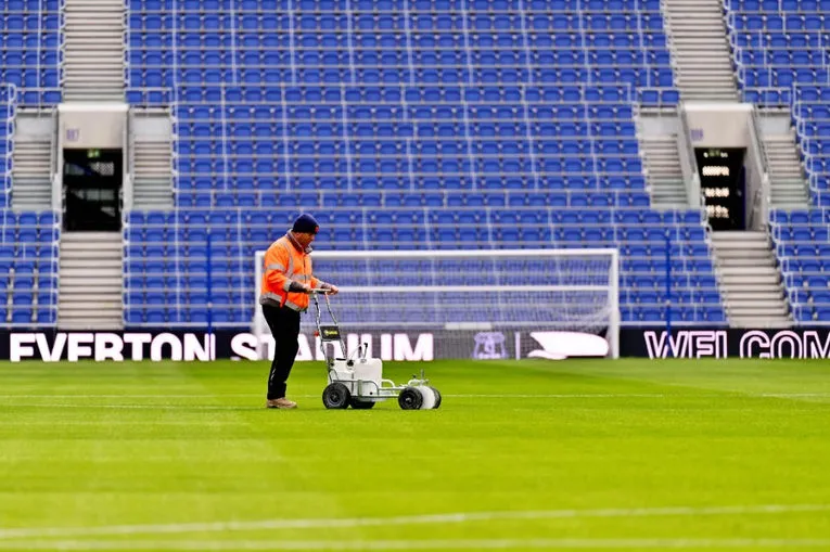 Công tác chăm sóc mặt sân cỏ tự nhiên tại Hill Dickinson Stadium, sẵn sàng cho những trận cầu đỉnh cao