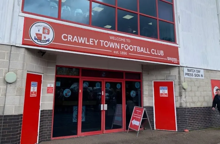 Cổng vào chính Broadfield Stadium, chào đón người hâm mộ đến sân nhà của đội bóng Crawley Town
