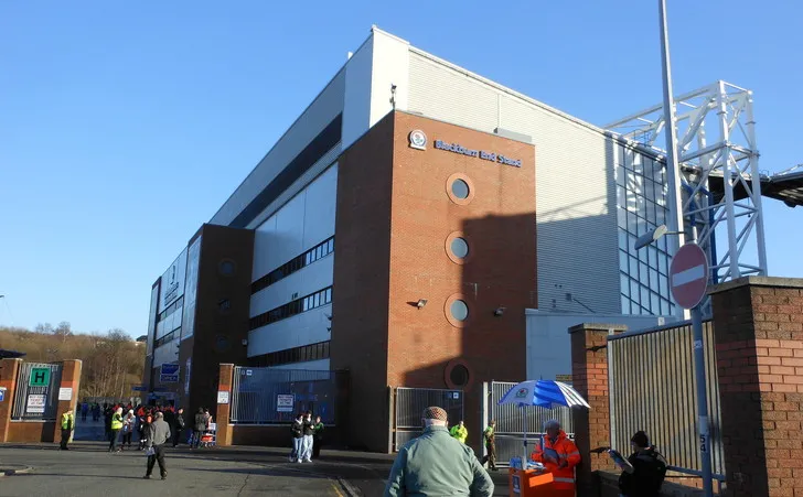 Cổng vào chính của sân Ewood Park, chào đón người hâm mộ Blackburn Rovers