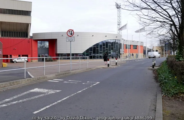Cổng vào chính của sân vận động Gateshead International, kiến trúc hiện đại và biển hiệu rõ ràng.