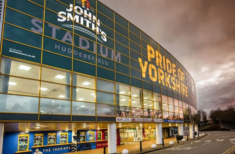 Cổng vào chính John Smith's Stadium, điểm đón khách hâm mộ bóng đá Anh