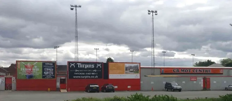 Cổng vào của sân The Lamb Ground, biểu tượng của sự đón tiếp tại sân nhà Tamworth FC.