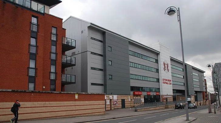 Cổng vào sân Brisbane Road