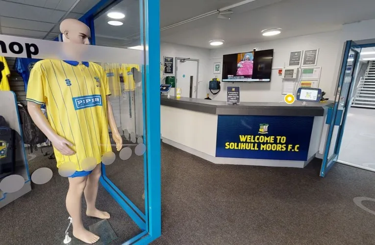 Cổng vào sân vận động Damson Park, chào đón CĐV đến xem Solihull Moors thi đấu