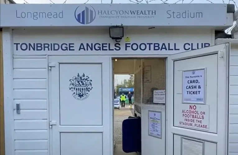 Cổng vào sân vận động Longmead, điểm đến quen thuộc của các fan Tonbridge Angels vào ngày có trận đấu