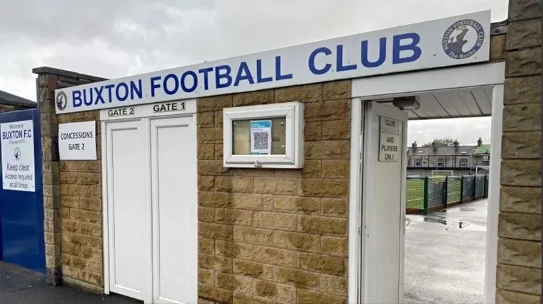 Cổng vào sân vận động Silverlands, sân nhà CLB Buxton FC