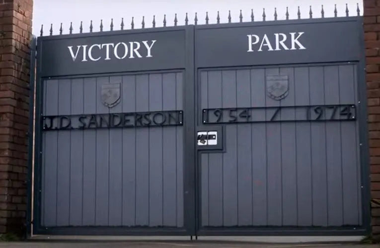 Cổng vào sân vận động Victory Park, biểu tượng của Chorley FC