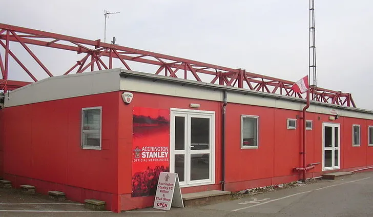 Cửa hàng CLB Accrington Stanley tại sân Crown Ground, nơi bày bán áo đấu và vật phẩm lưu niệm