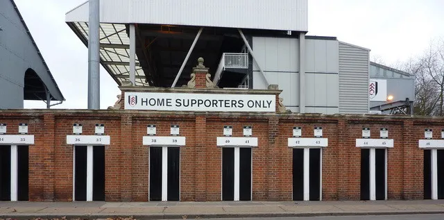 Cửa quay vào sân Craven Cottage, biểu tượng chào đón người hâm mộ Fulham
