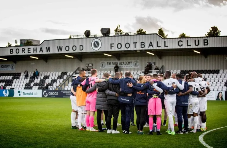 Đội hình Boreham Wood FC chụp ảnh trước khán đài chính tại Meadow Park.