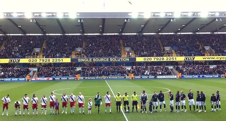 Đội hình Millwall và Crystal Palace xếp hàng trước trận đấu tại sân The Den, tạo nên không khí sôi động