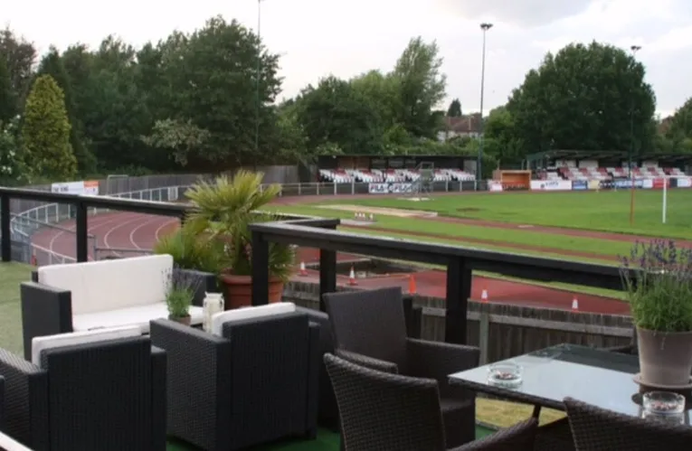 Đường chạy điền kinh 400 mét bao quanh sân cỏ Hornchurch Stadium