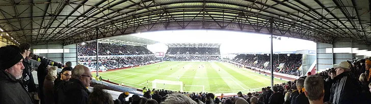 Góc nhìn bao quát sân Turf Moor từ khán đài, thể hiện kiến trúc truyền thống