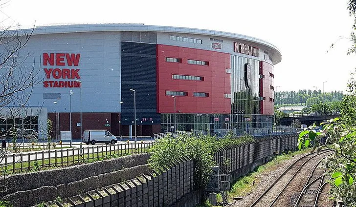 Góc nhìn độc đáo về sân New York Stadium từ đường ray xe lửa, thể hiện vị trí thuận tiện di chuyển